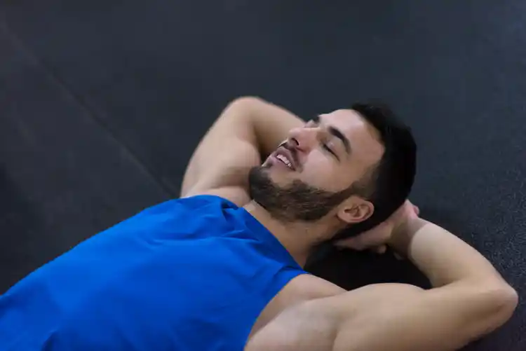Sleeping athlete resting to support recovery and reduce the risk of sports injuries according to research on sleep duration.