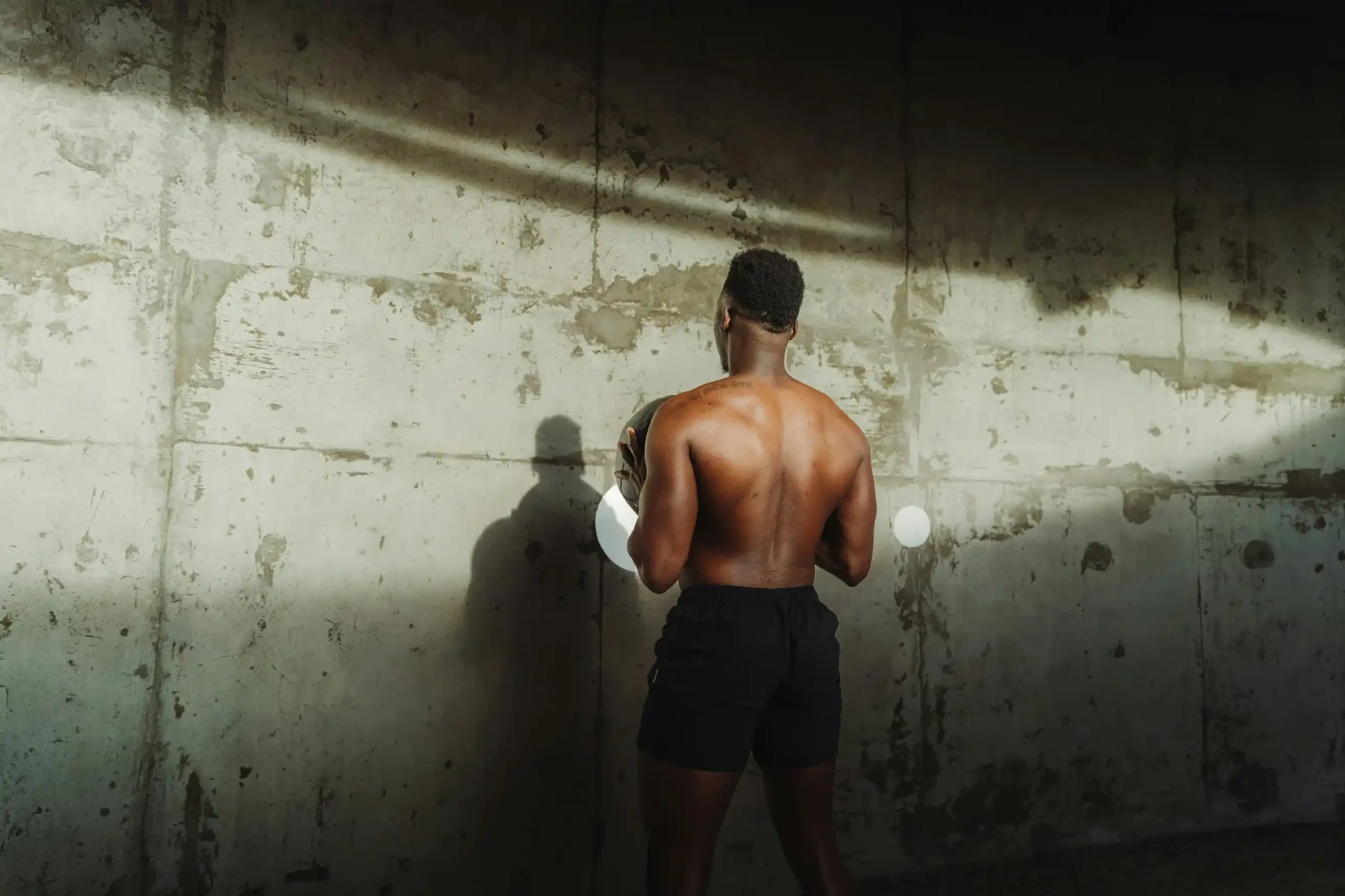 athlete performing functional training session inspired by elite HYROX workouts