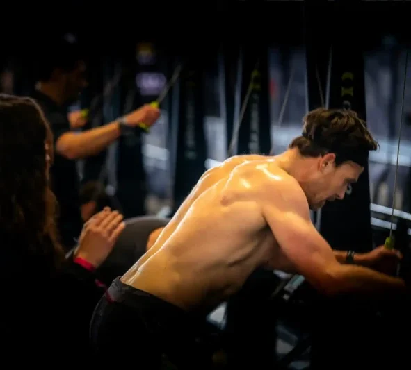 Athlete ski erg in HYROX training